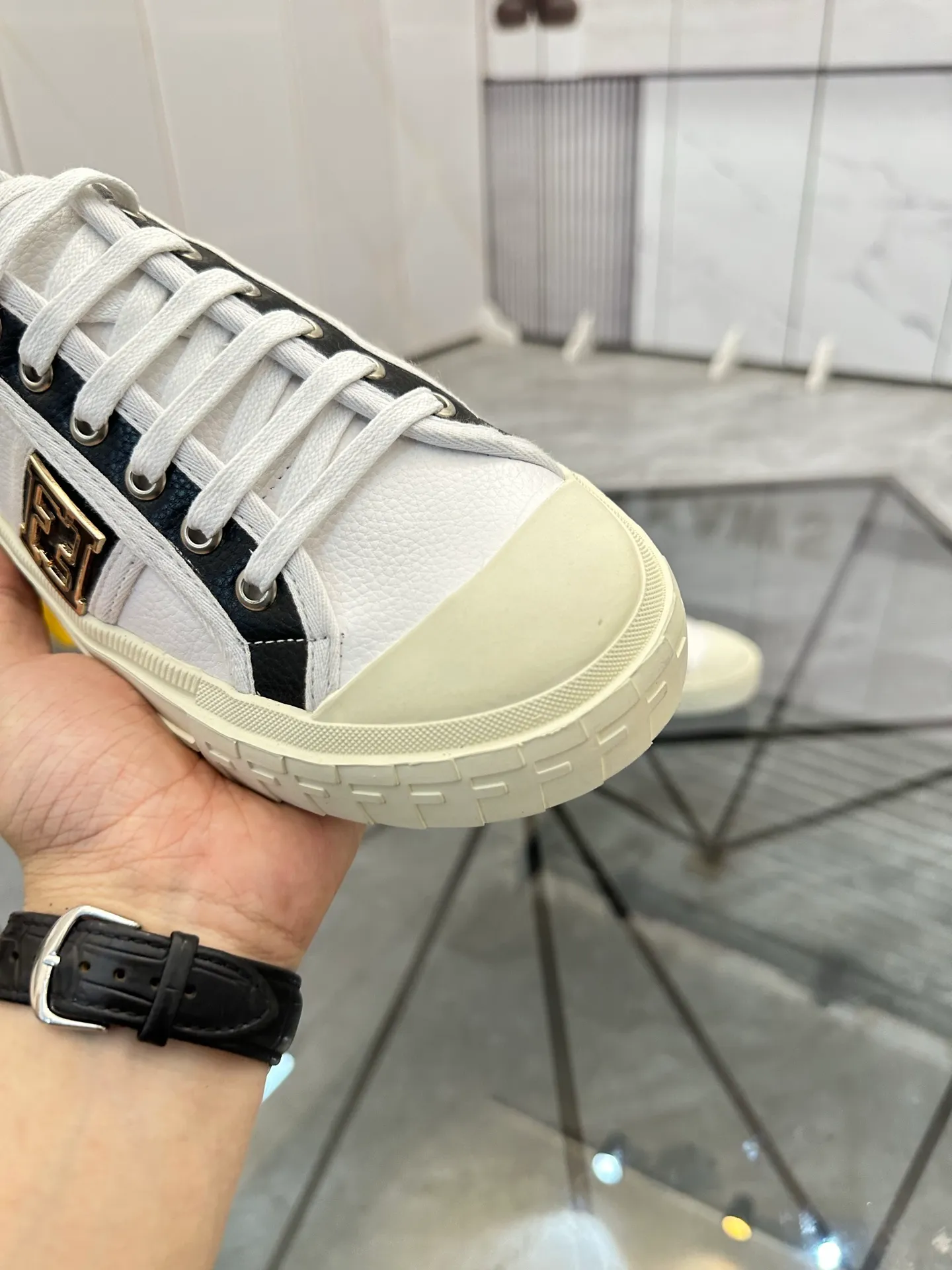 Selling men's shoes 💰: 💰P440¥ Product trademark: Fendi* "Fendi*" low-top casual shoes Regular size: 38-44 (can be customized to 45) Product materials: imported cowhide upper, sheepskin lining, original outsole. No.:6735